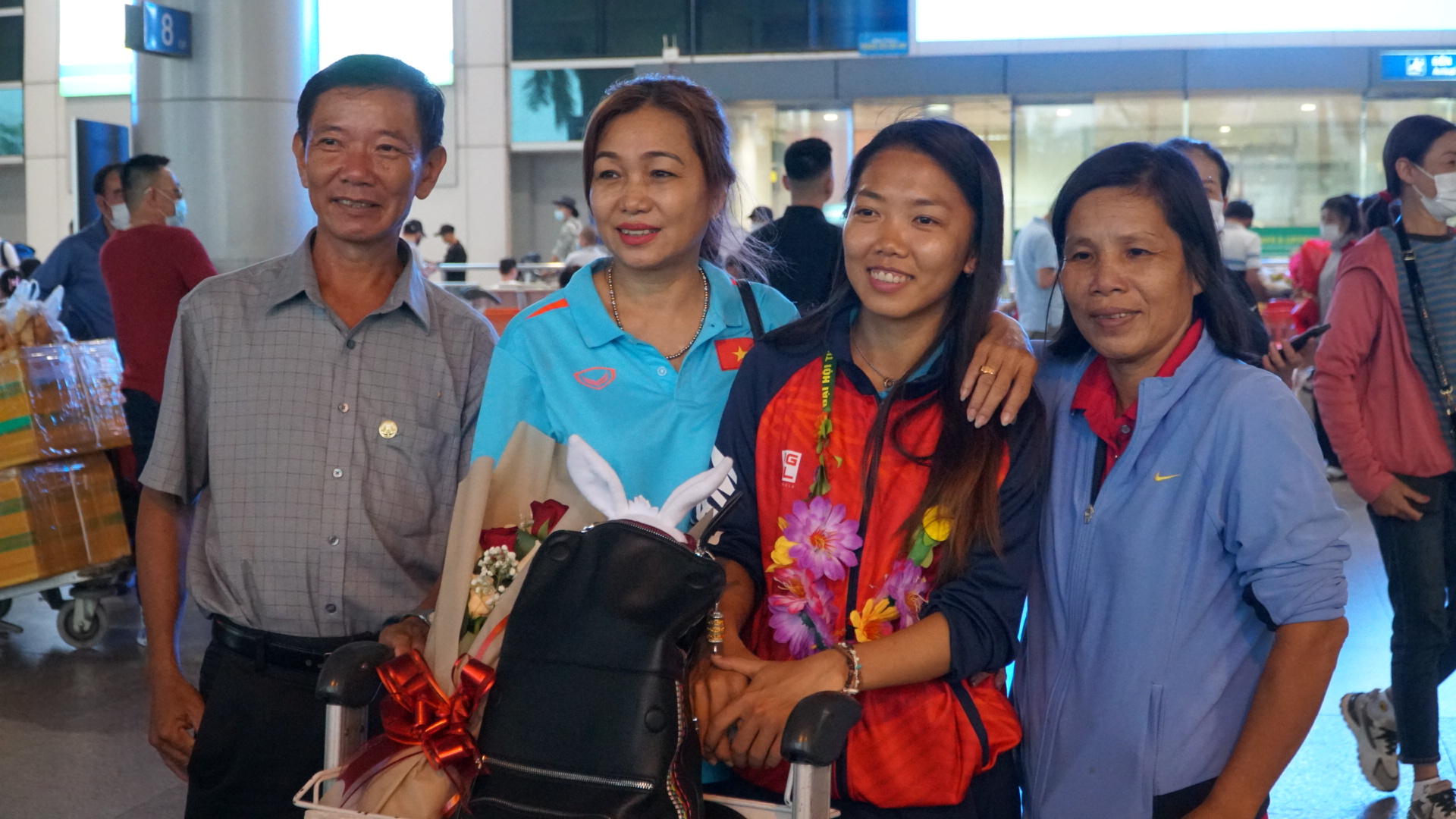 Huỳnh Như và đồng đội về nước, rạng rỡ trong vòng tay cha mẹ sau chiến tích SEA Games - Ảnh 10.