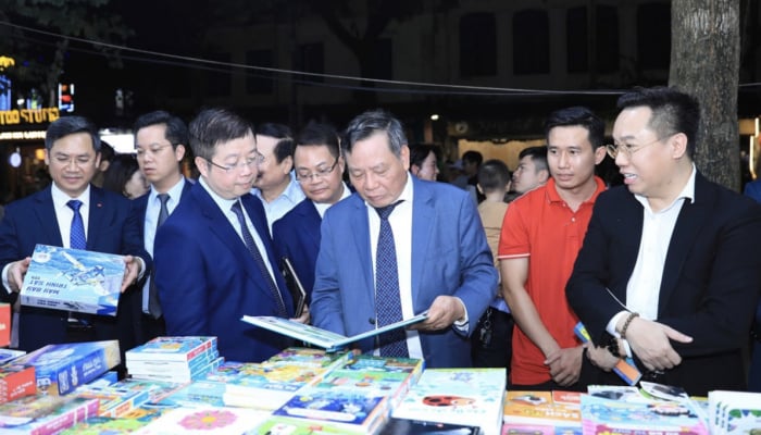 Die Hanoi Book Fair 2024 zieht am Eröffnungstag viele Leser an