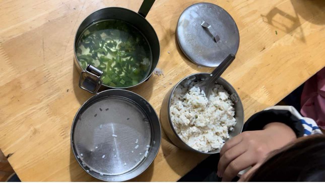 School in Son La rotates feeding students rice and boiled eggs photo 1