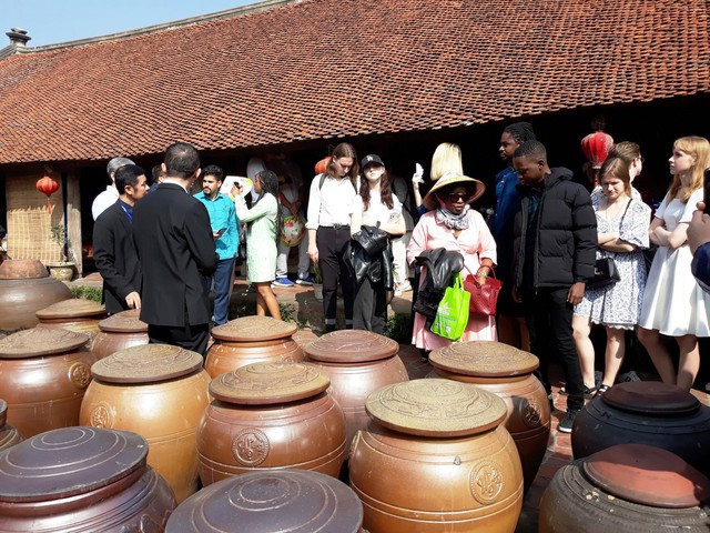 หมู่บ้านโบราณ Duong Lam ที่มีความพยายามอนุรักษ์บ้านโบราณและดึงดูดนักท่องเที่ยว