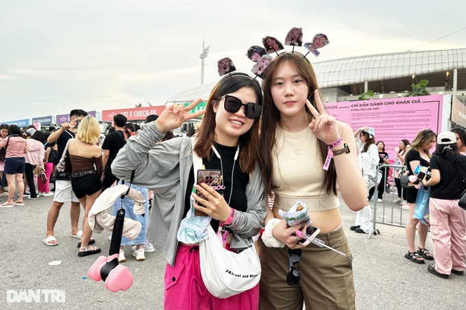 Khách Tây sốc với văn hóa đu idol của người Việt tại show Blackpink - 4