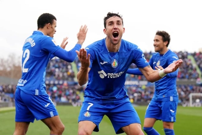 Greenwood (izquierda) celebra su gol en la victoria del Getafe por 3-2 sobre el Celta de Vigo en la jornada 24 de La Liga en la noche del 11 de febrero en el Coliseum. Foto: EFE