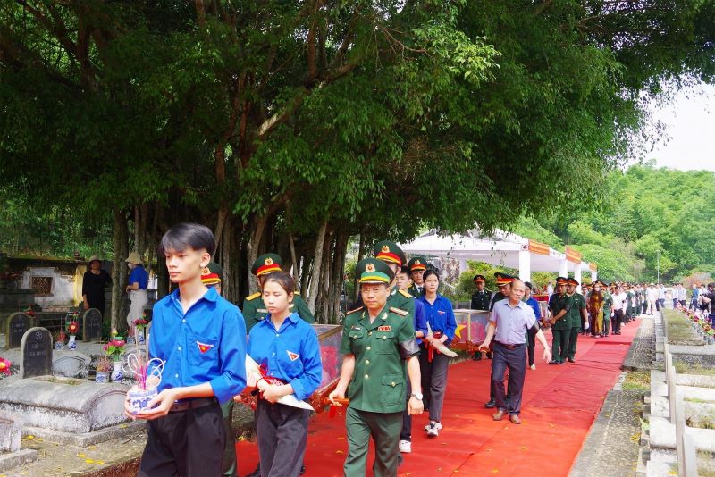 Funérailles et inhumation de 16 restes de soldats volontaires et d'experts vietnamiens décédés au Laos