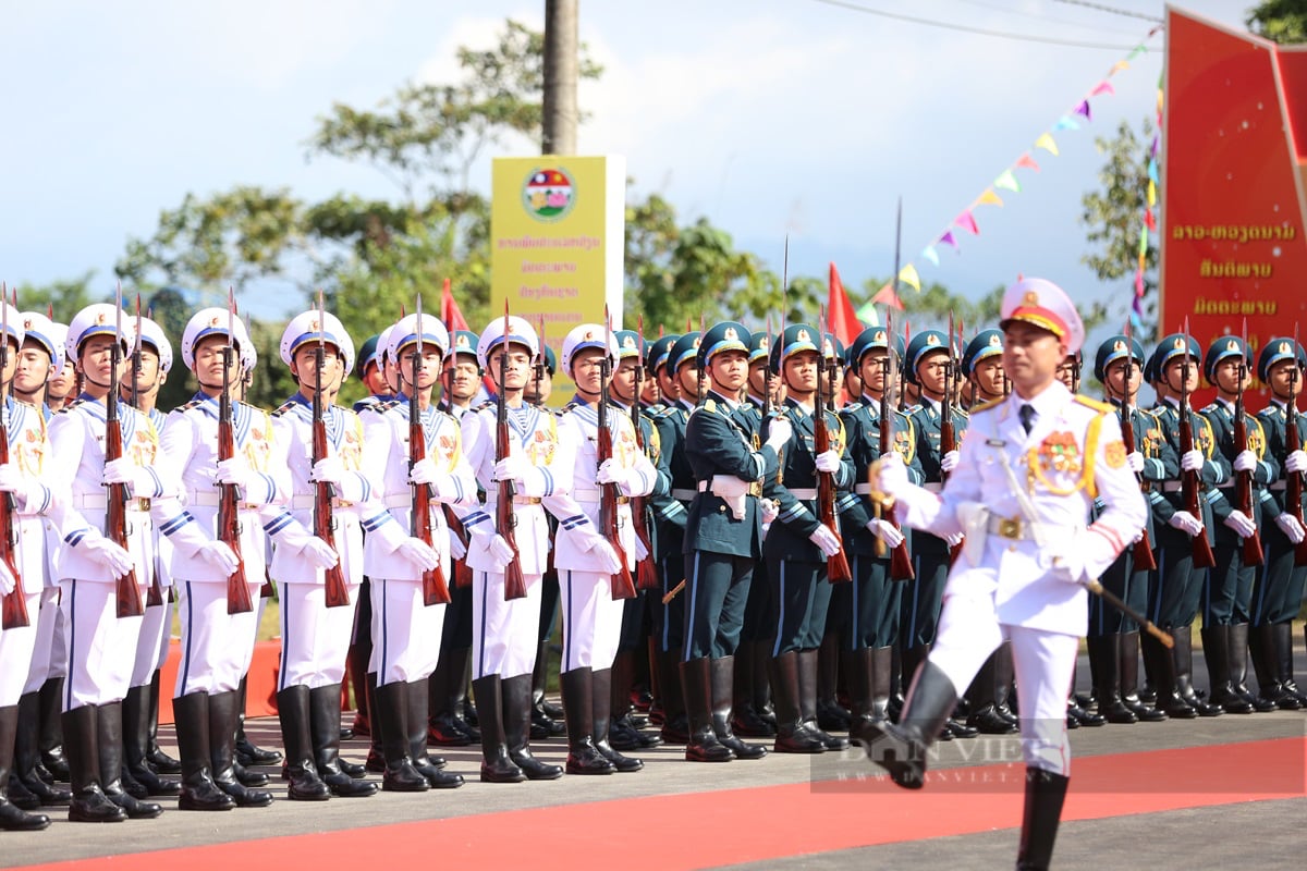 Đại tướng Phan Văn Giang và Bộ trưởng Quốc phòng Lào duyệt đội danh dự tại Sơn La- Ảnh 4.