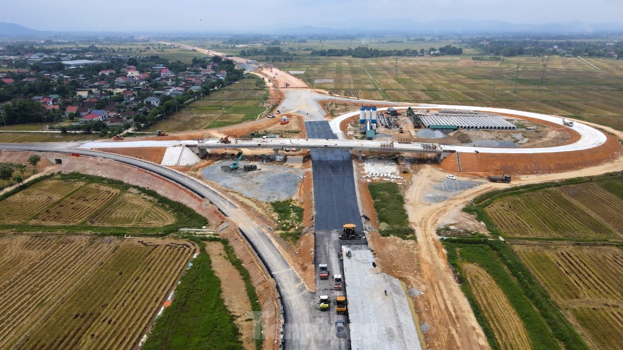Chạy đua thi công nút giao cao tốc Bãi Vọt
