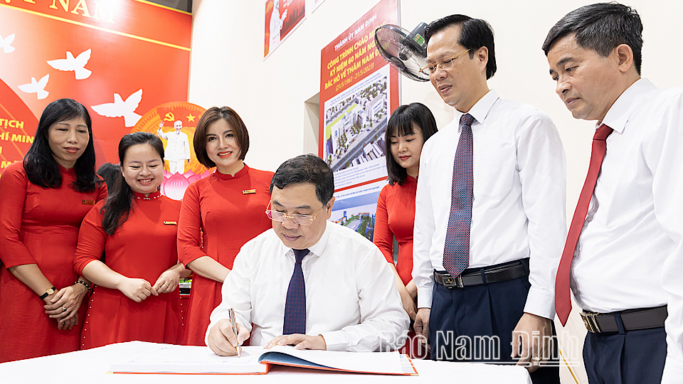 Comrade Pham Gia Tuc, member of the Party Central Committee, Secretary of the Provincial Party Committee, writes in the guest book at Nguyen Tat Thanh Primary School (Nam Dinh City). Photo: Viet Du DT 6 