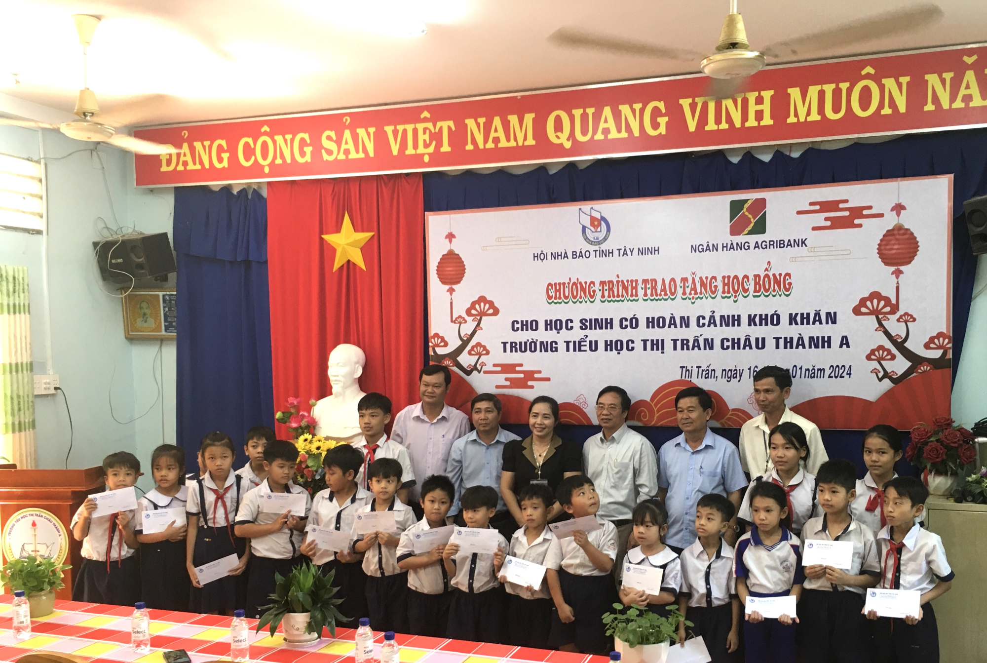 Le journal Tay Ninh a accordé des bourses à des étudiants en situation difficile dans la province de Tinh Binh 2.