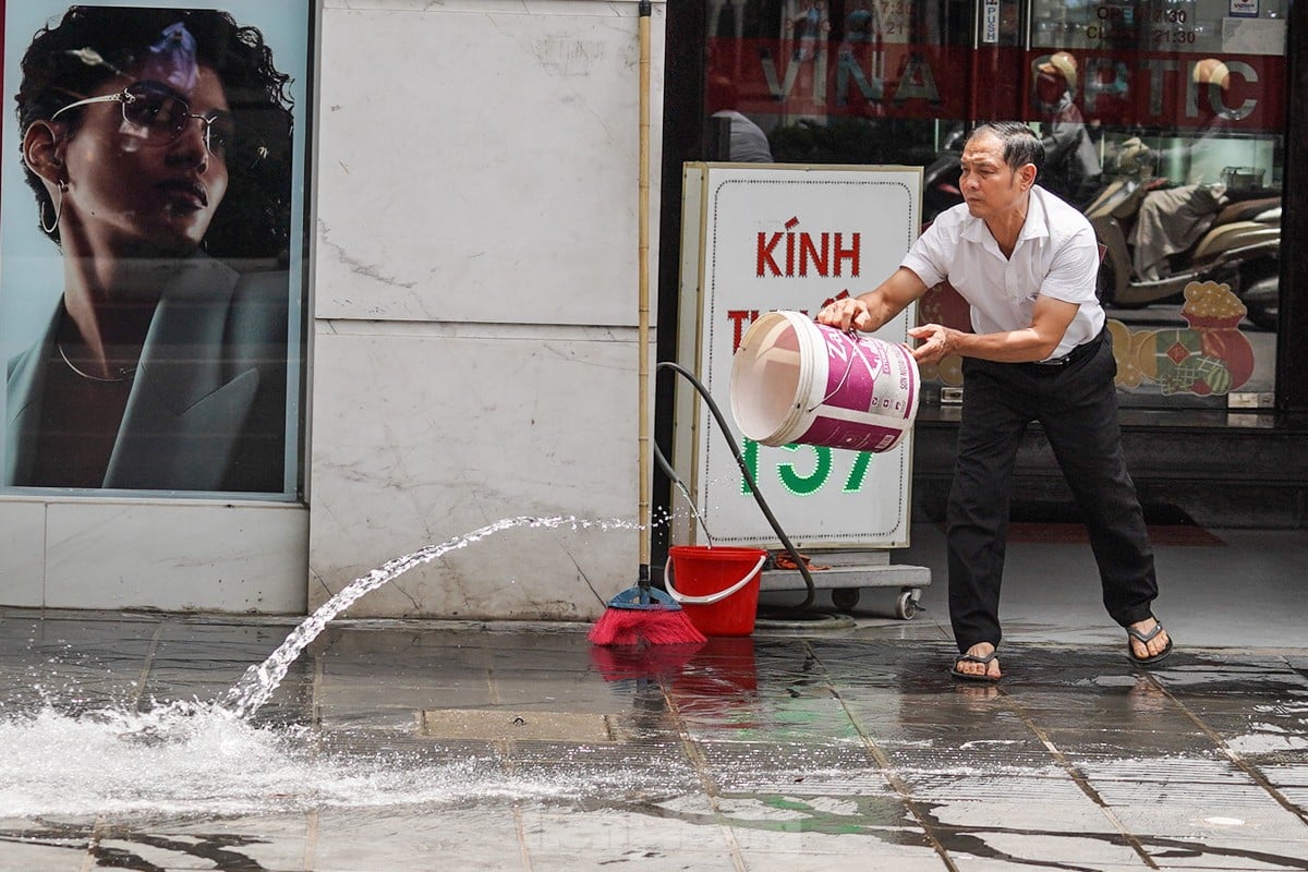 Arbeiter kämpfen unter der sengenden Sonne ums Überleben, während die Straßen in Hanoi über 50 Grad Celsius heiß sind. Foto 13