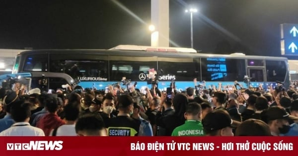 Um den Sieg der SEA Games zu feiern, strömten die Fans auf die Straßen und umringten das Fahrzeug mit der indonesischen U22-Nationalmannschaft.