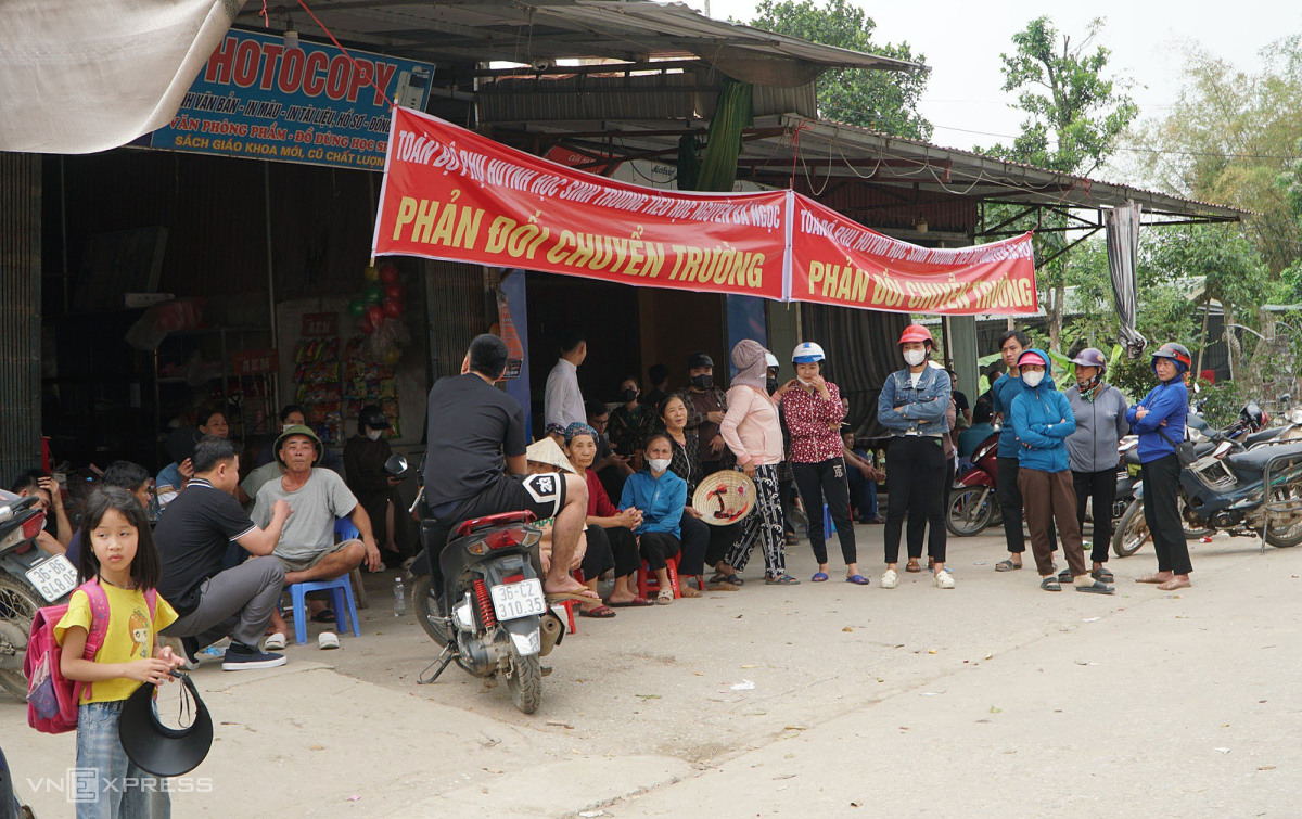 Hàng trăm phụ huynh cho con nghỉ học để phản đối sáp nhập trường