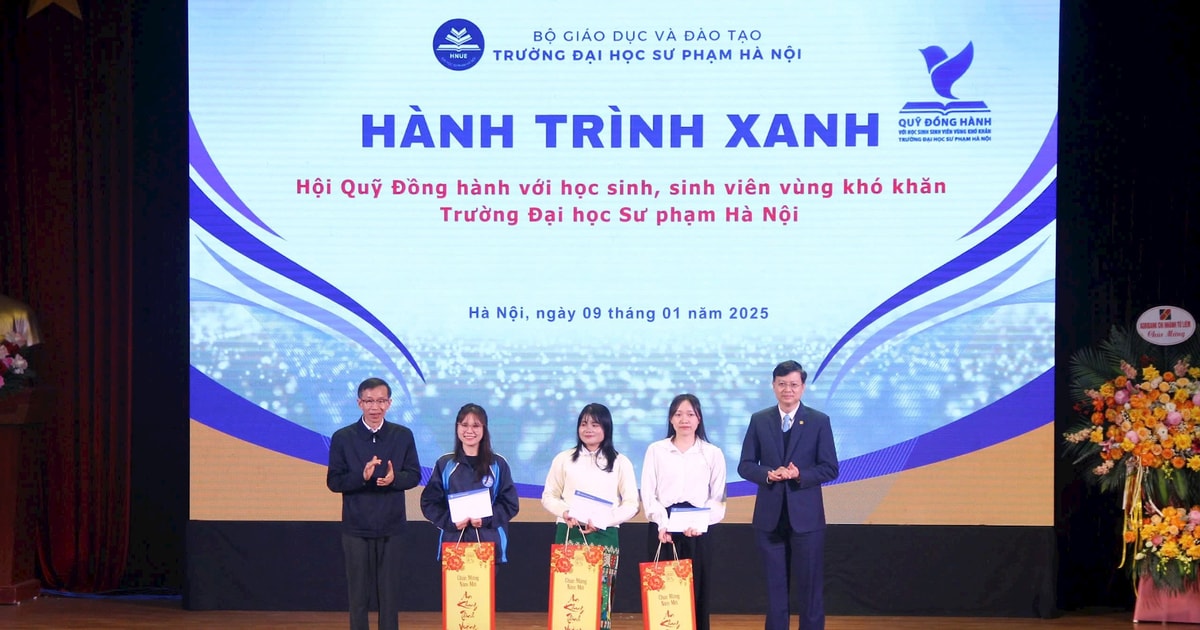 Hanoi Pedagogical Students Receive Support from the Fund to Accompany Students in Difficult Areas