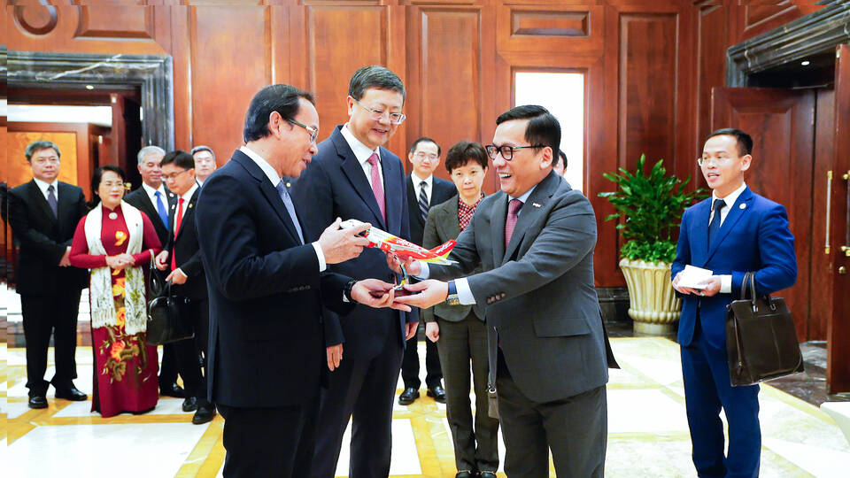 Secretary of the Ho Chi Minh City Party Committee Nguyen Van Nen (left) and Secretary of the Shanghai Party Committee Tran Cat Ninh (middle) congratulate Vietjet on opening a new route. Photo by Thanh Tuyen