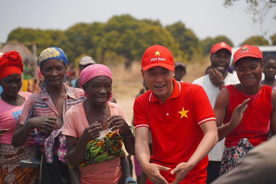 Quang Linh Vlogs scores points in the eyes of fans because of his simple, honest personality, not afraid of difficulties or hardships... Photo: FBNV