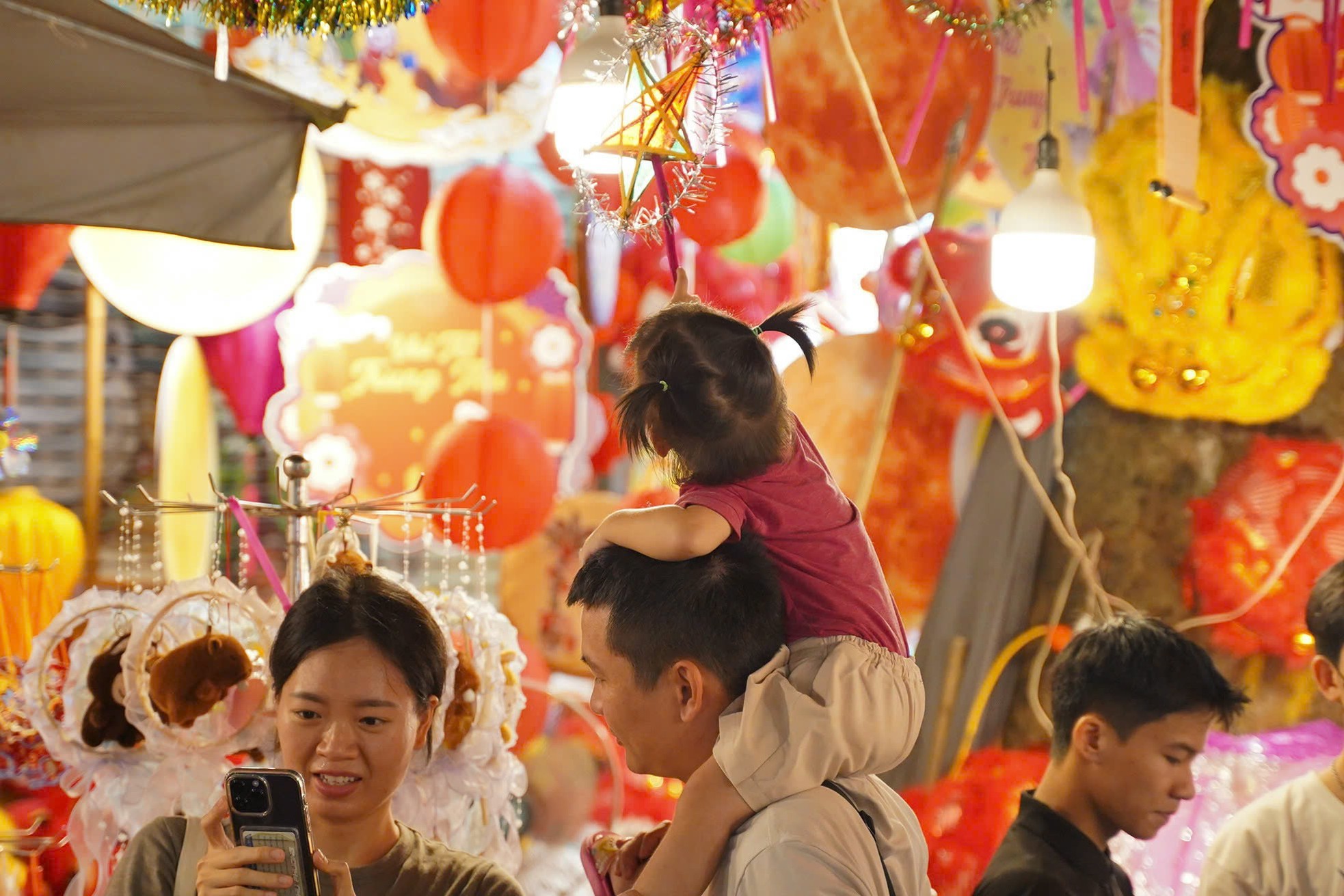 Many young families take to the streets to find the 'old Mid-Autumn Festival' photo 2