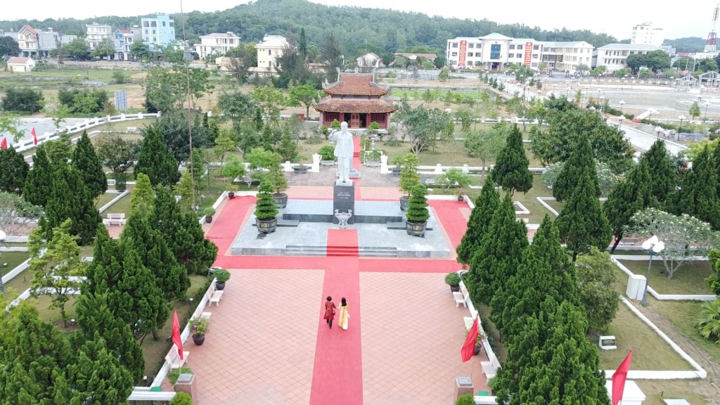 Co To is the only locality in the country where Uncle Ho agreed to erect a statue of himself during his lifetime.