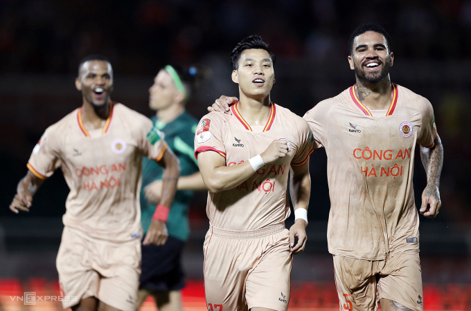 Der 5:3-Sieg über Ho Chi Minh City FC in der vorherigen Runde hat Van Thanh und seinen Teamkollegen geholfen, voller Tatendrang heute Abend gegen SLNA anzutreten. Foto: Duc Dong