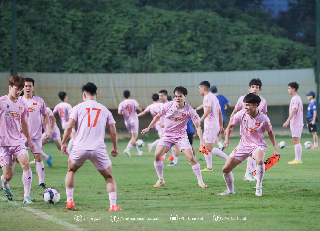 Văn Toàn tiết lộ bất ngờ: 'HLV Kim Sang-sik không nói nhiều về chuyên môn, bởi...'- Ảnh 2.