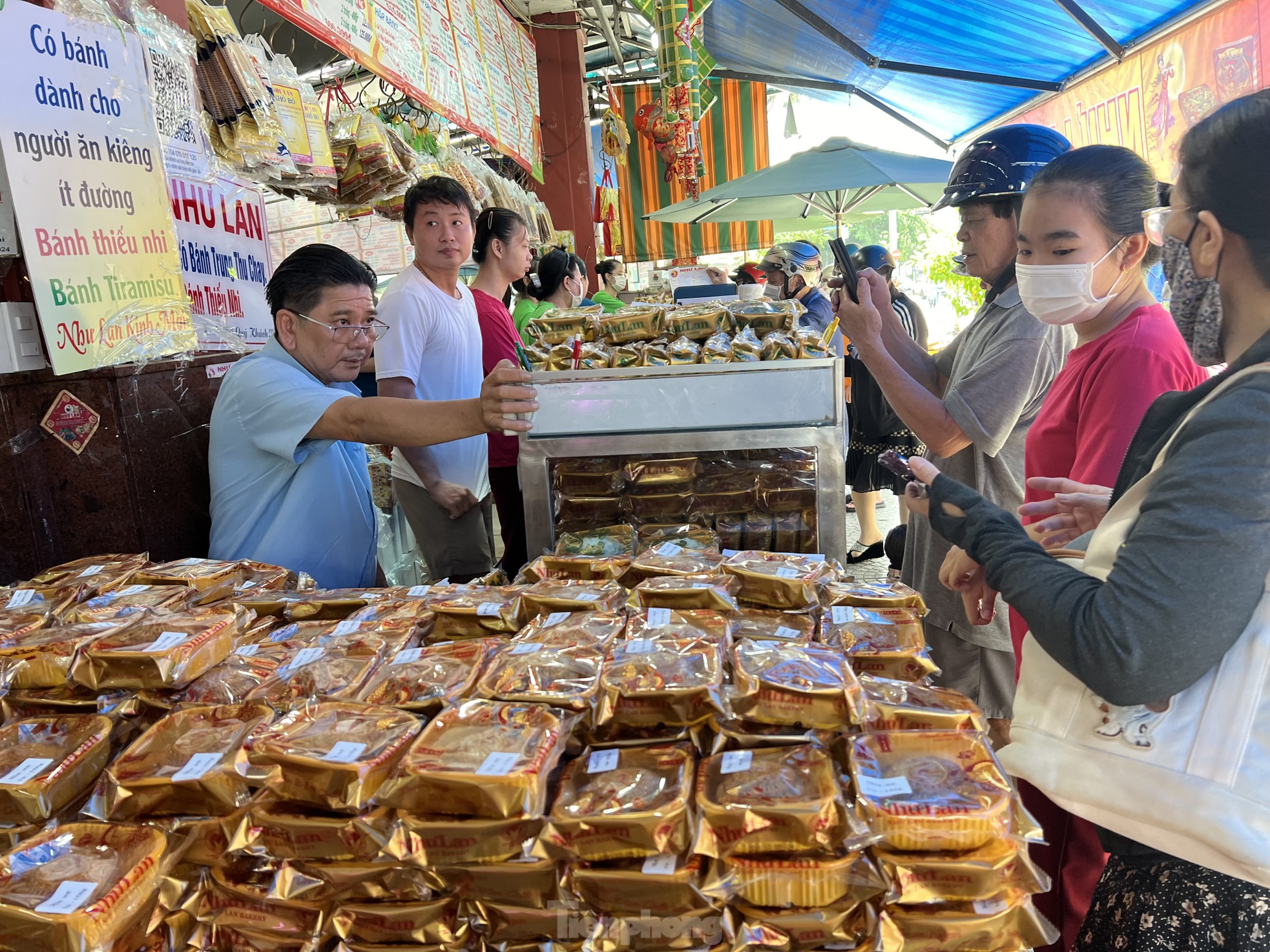 Thị trường bánh Trung thu: Nơi xếp hàng chờ mua, nơi mua 1 tặng 3 vẫn vắng hoe ảnh 9