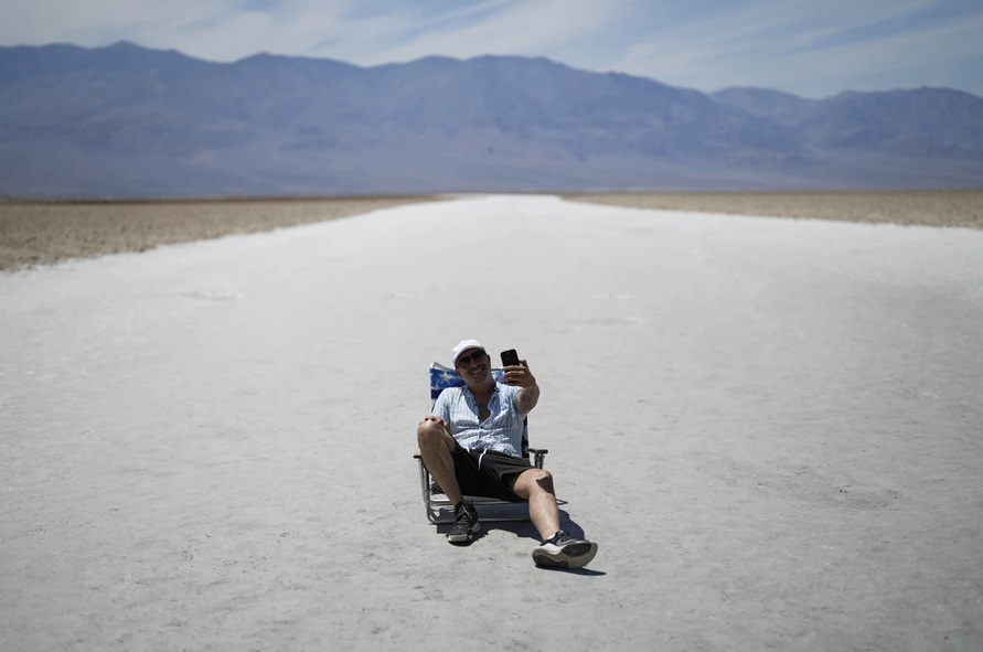อากาศร้อนเกิน 53 องศาเซลเซียส นักท่องเที่ยวยังแห่เที่ยว Death Valley ในสหรัฐฯ