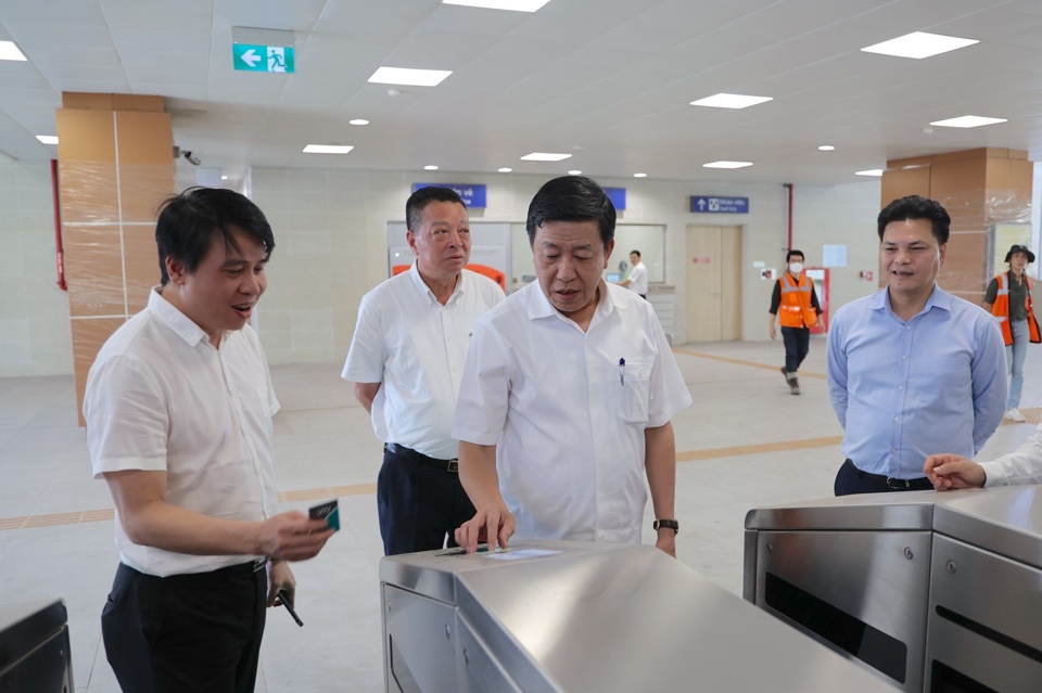 Der stellvertretende Vorsitzende des Volkskomitees von Hanoi, Duong Duc Tuan, inspizierte den Stationsbetrieb.