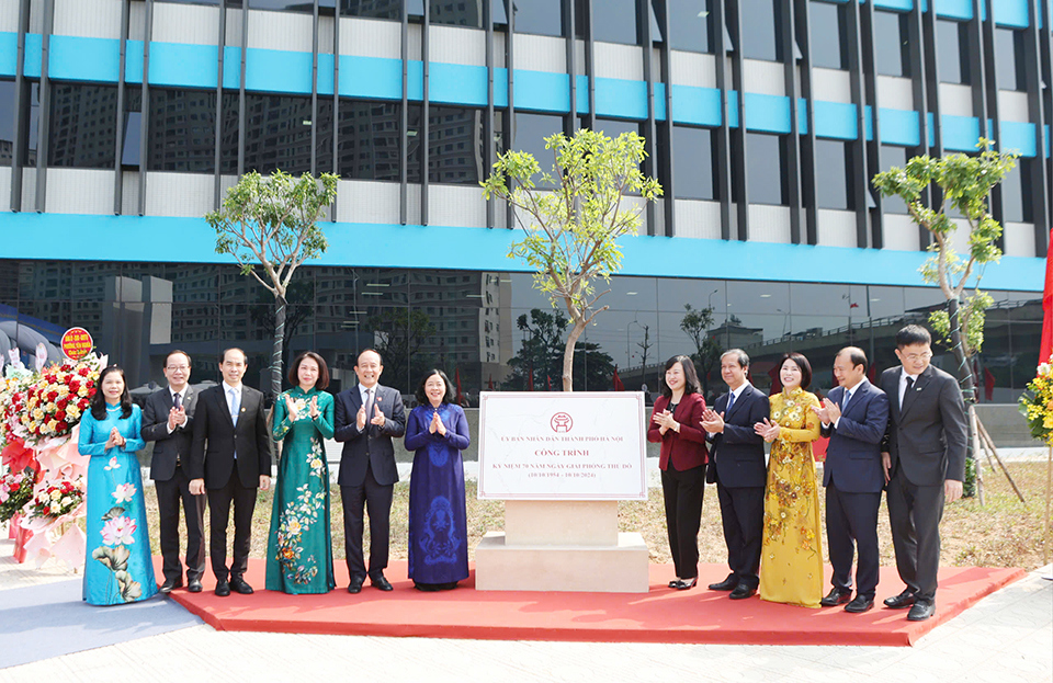 Bí thư Thành ủy Hà Nội Bùi Thị Minh Hoài và các đại biểu thực hiện nghi lễ gắn biển công trình Bệnh viện Nhi Hà Nội.