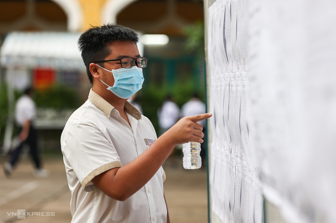 Candidates look at information about the 10th grade exam at Trung Vuong High School on the morning of June 6. Photo: Quynh Tran