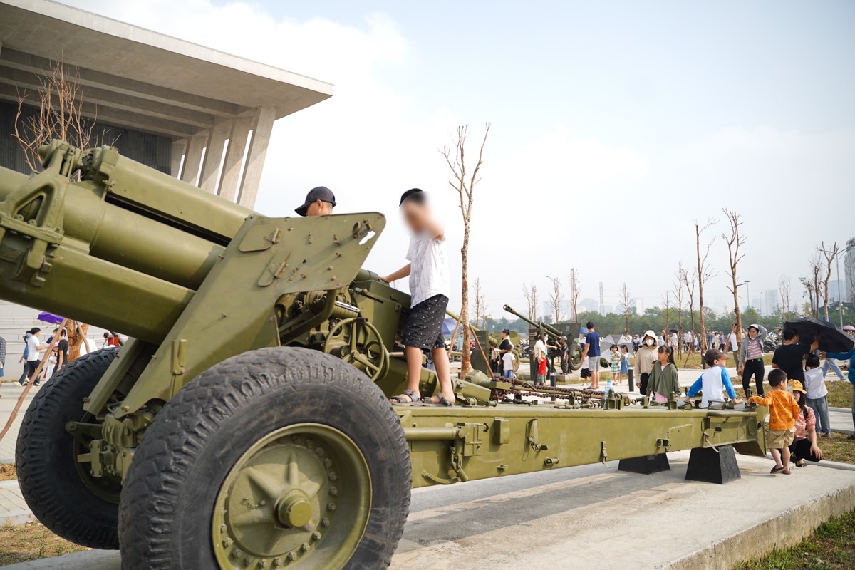 Multitudes de personas acuden a visitar el Museo de Historia Militar de Vietnam. Foto 14