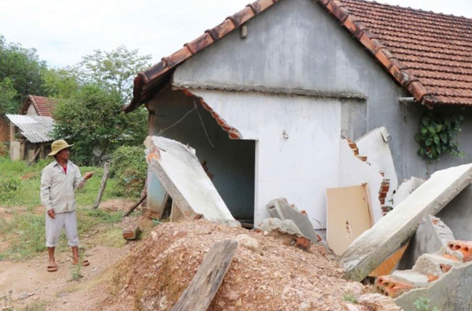 Parte de la casa del Sr. Dinh Ang y la Sra. Tran Thi Theo se derrumbó después de un deslizamiento de tierra en diciembre de 2022. 