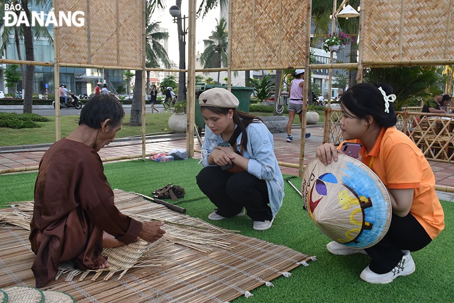 Un coin du village de tissage de bambou et de rotin est recréé lors du festival. Photo : THU HA