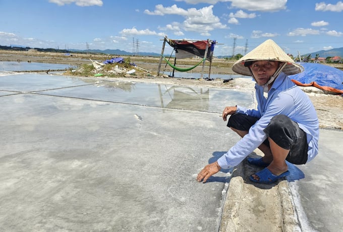 Sr. Vo Huynh: 'Cuanto más fuerte sea el sol, mejor será la cosecha. La sal se recoge tras secarse durante un solo día. Fotografía: T. Phung.