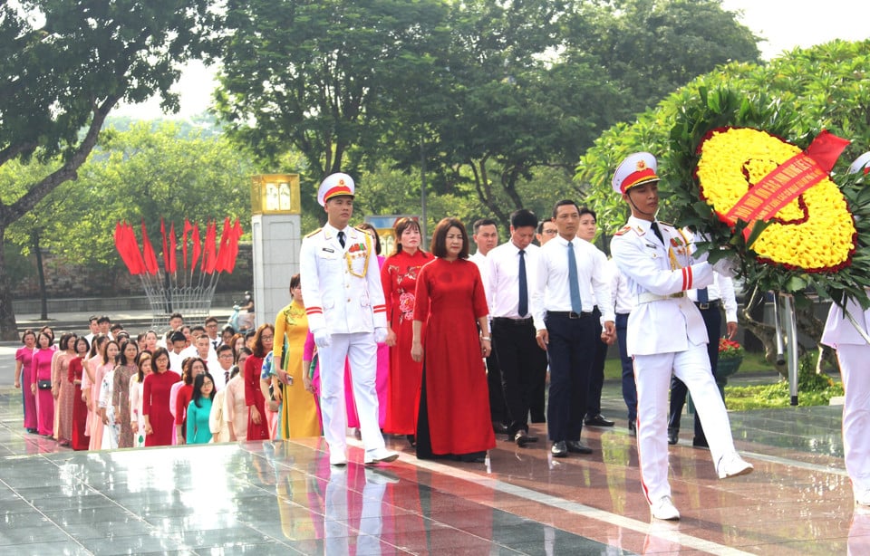 Bí thư Đảng ủy Khối các cơ quan TP Hà Nội Doãn Trung Tuấn và Đoàn đại biểu dâng hương tại Đài tưởng niệm các Anh hùng liệt sĩ trên đường Bắc Sơn