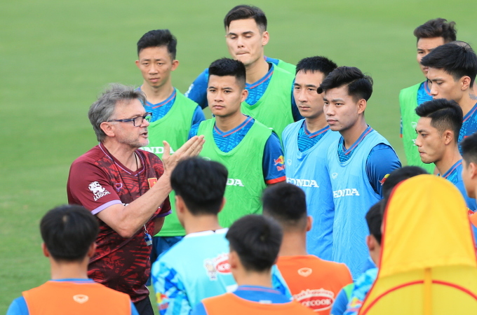 Trainer Philippe Troussier (rotes Trikot) spricht vor dem Training mit den Spielern der Nationalmannschaft und der U23-Nationalmannschaft Vietnams. Foto: VFF