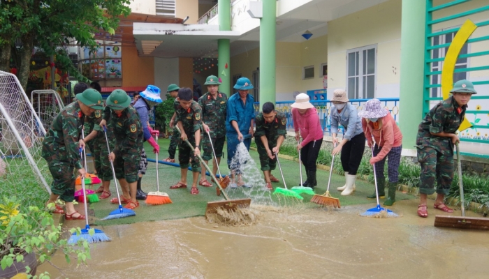 ທະຫານ ອະນາໄມ ນໍ້າຖ້ວມ ເພື່ອໃຫ້ໂຮງຮຽນ ສະເຫຼີມສະຫຼອງ ວັນທີ 20 ພະຈິກ