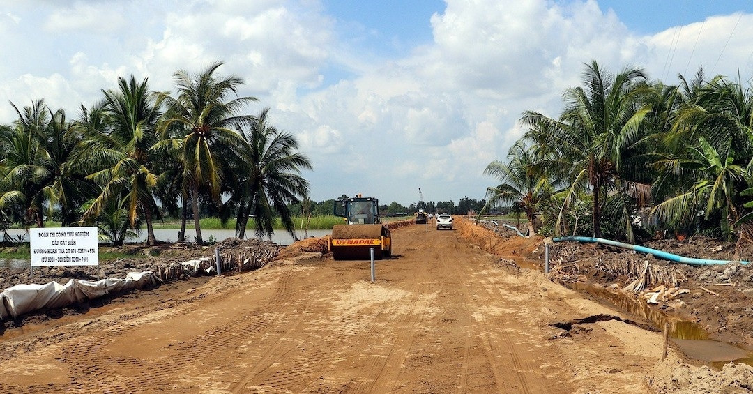 Officially using sea sand for pilot project to build highway foundation, Hau Giang - Ca Mau section