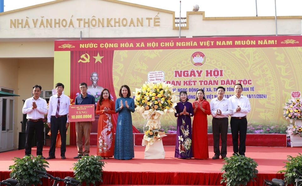 Phó Chủ tịch UBND TP Vũ Thu Hà tặng lẵng hoa của Thành ủy-HĐND-UBND-Ủy ban MTTQ TP Hà Nội cho cán bộ và Nhân dân Liên khu dân cư xã Đa Tốn.