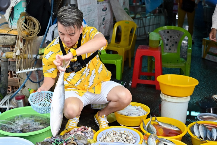 Dam Vinh Hung verkauft Fisch auf dem Markt und verdient damit 500.000 Dong - 3