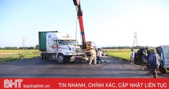 Va chạm container, xe tải lật nghiêng dưới ruộng trên tuyến tránh TP Hà Tĩnh