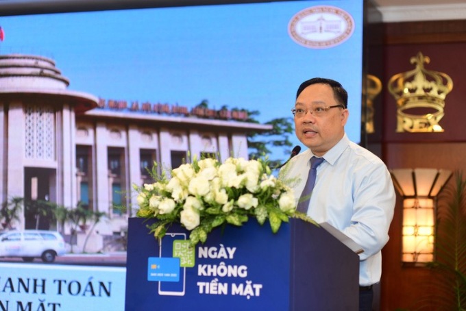 Herr Pham Anh Tuan, Direktor der Zahlungsabteilung der Staatsbank von Vietnam, äußerte sich auf der Pressekonferenz zum bargeldlosen Tag am 26. Mai. Foto: SBV