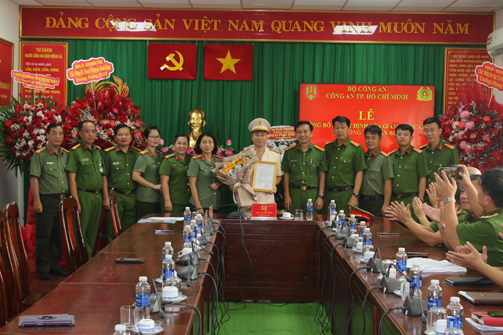 canh sat hinh su 2.png