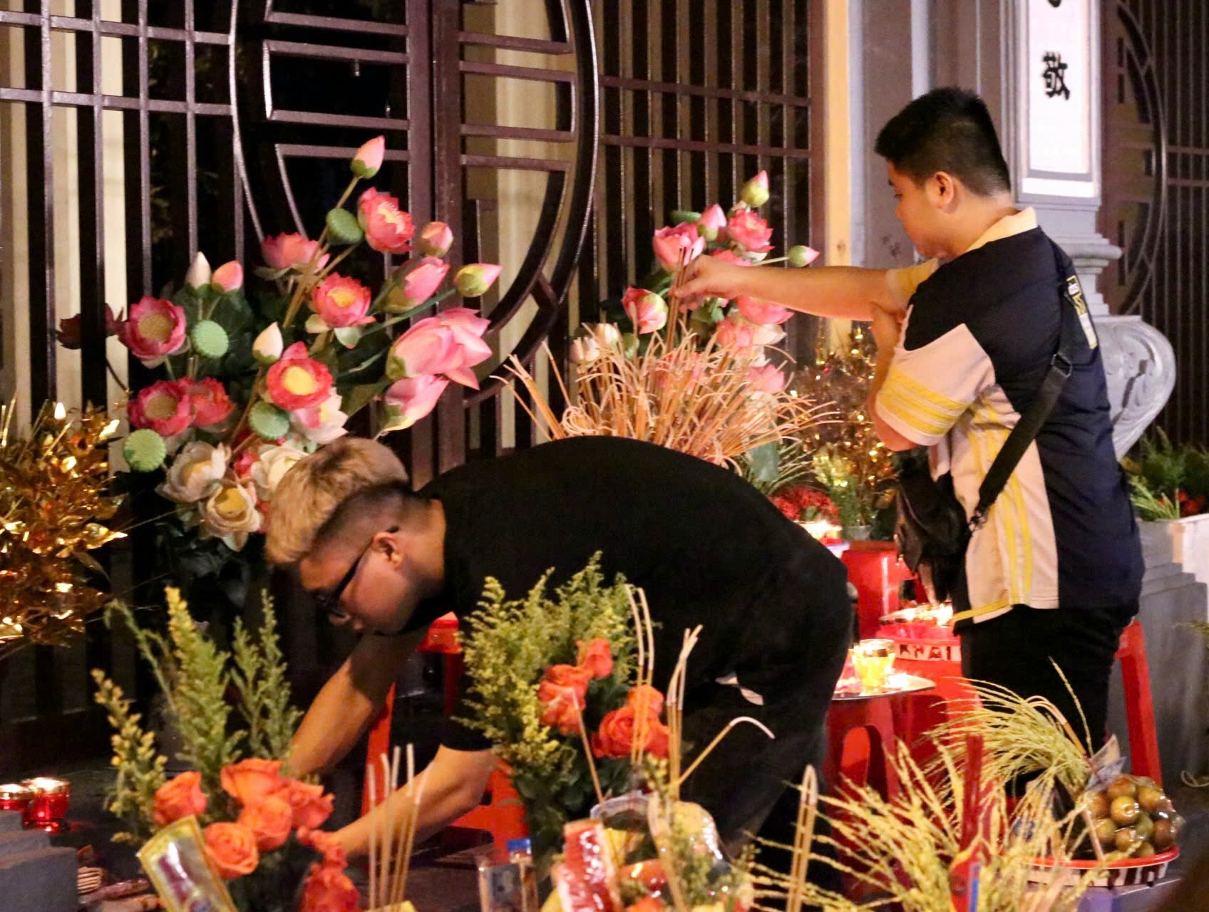 Die Jugendlichen von Hanoi laden sich am 15. Tag des 7. Mondmonats gegenseitig zum Tay Ho-Tempel ein, um im Morgengrauen zu beten. Foto 14