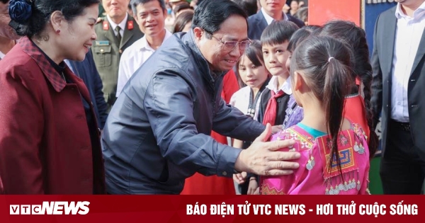 Prime Minister visits and presents gifts to disadvantaged children in Lai Chau