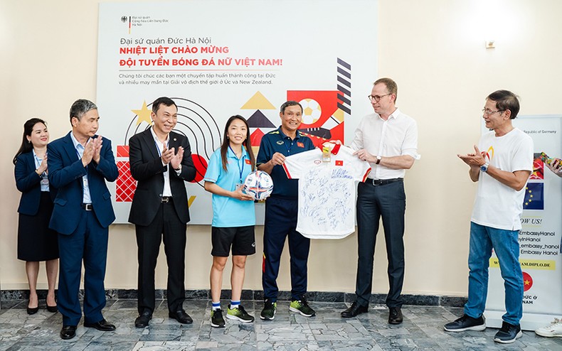 German Embassy exchanges with Vietnam women's team photo 2