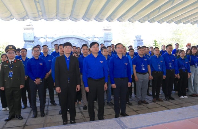 Delegation of Ly Tu Trong Award offered incense to commemorate President Ho Chi Minh photo 13