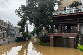 ถนนThanh Cong และ Tien Phong เขตเตียนกัต ถูกน้ำท่วมเนื่องจากฝนตกหนัก