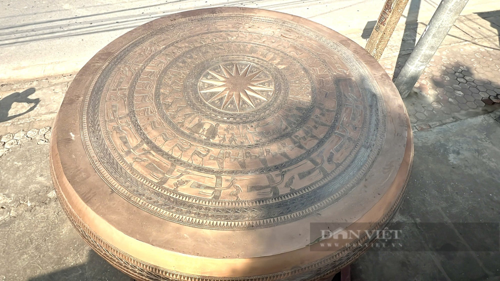 ベトナム　銅鼓 タインホア省の伝統工芸村の職人たちが、ベトナム最大の青銅製太鼓を