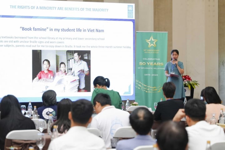 Chị Đào Thu Hương, cựu sinh Đại học Victoria và Cán bộ hòa nhập người khuyết tật tại Chương trình Phát triển Liên Hợp Quốc (UNDP) Việt Nam thảo luận về “Quyền của thiểu số là lợi ích của đa số”.