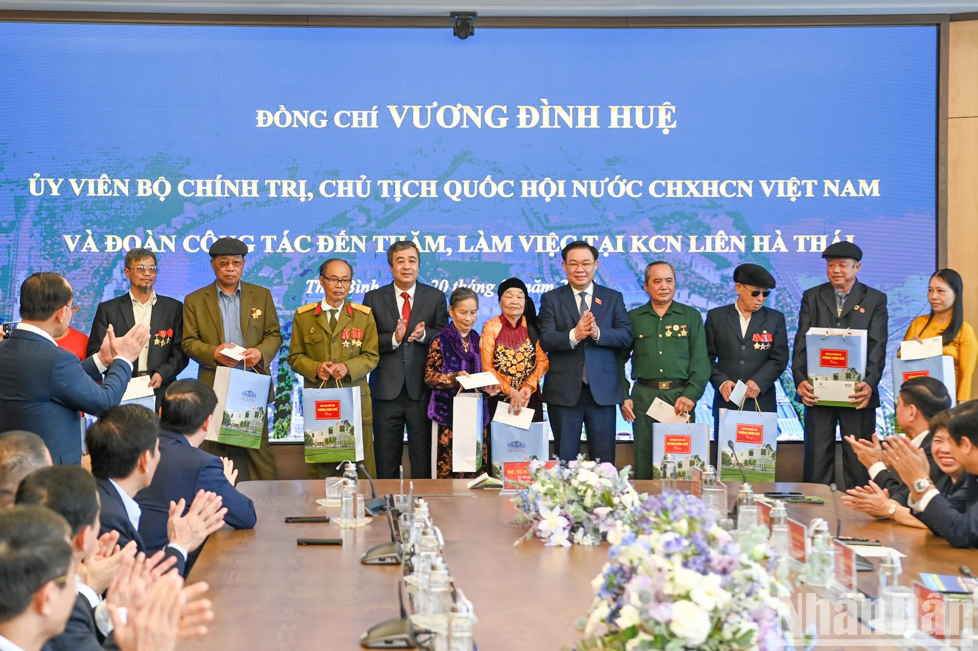 [Photo] Le président de l'Assemblée nationale Vuong Dinh Hue visite et offre des cadeaux aux travailleurs de la province de Thai Binh, photo 3