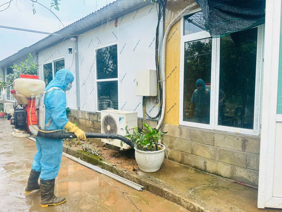 Das Long Bien District Medical Center versprüht proaktiv Desinfektionsmittel, um die Umwelt zu schützen und Epidemien nach Sturm Nr. 3 zu verhindern