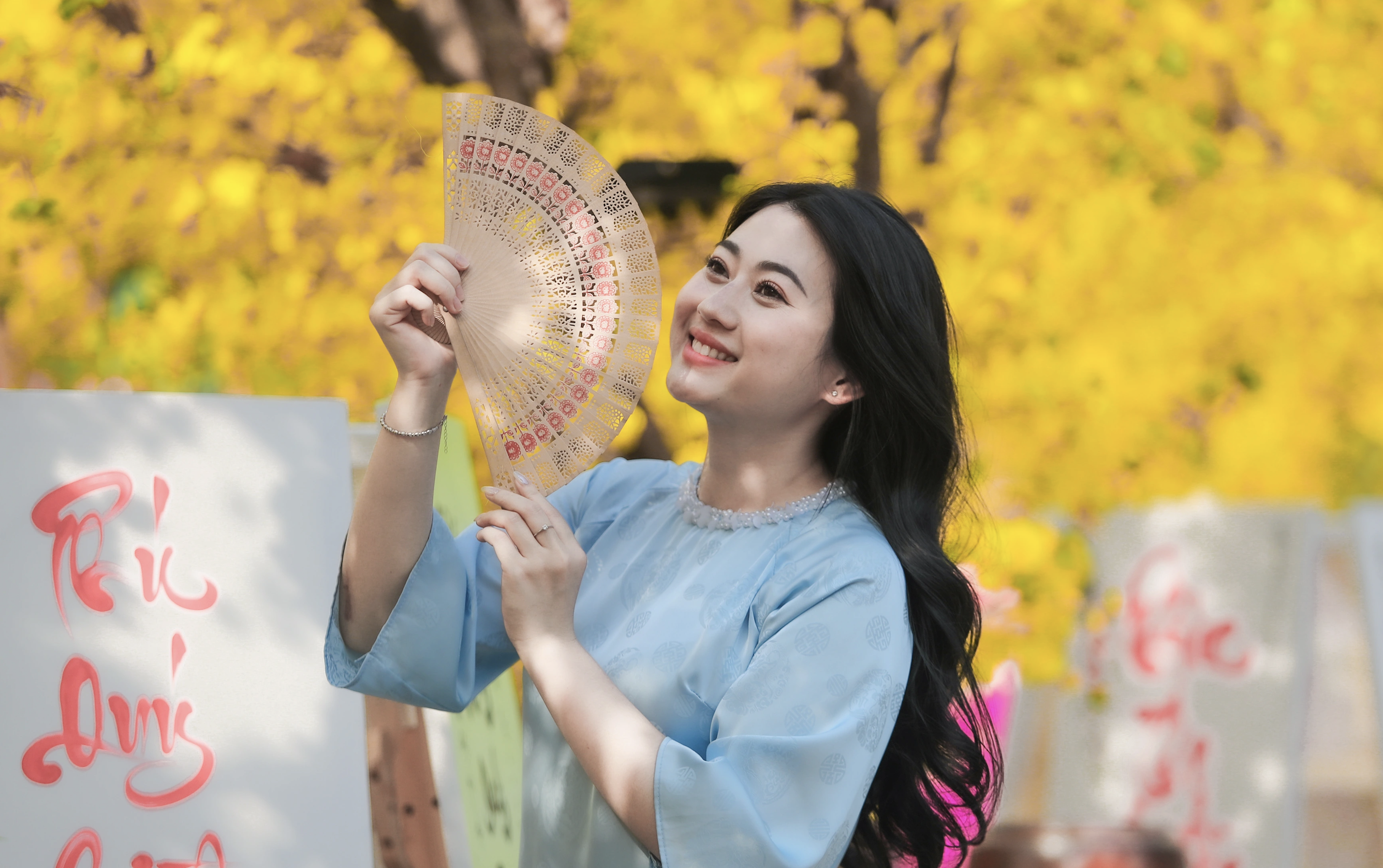 ក្មេងស្រីនៅ Ao Dai នៅលើផ្លូវសរសេរអក្សរផ្ចង់ក្នុងទីក្រុងហូជីមិញ