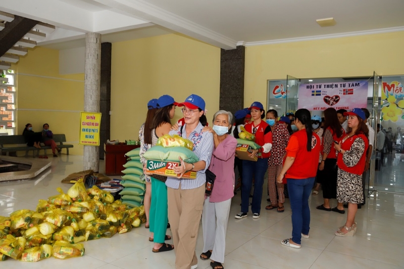 Le programme a offert des cadeaux pratiques aux personnes aveugles dans des circonstances difficiles.